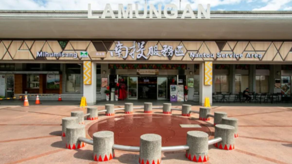 南投服務區的「LAMUNGAN」在布農族語意思是埡口,象徵原住民與平埔族人交界處,歡迎旅客前來旅遊。(圖/翻攝自交通部高速公路局)