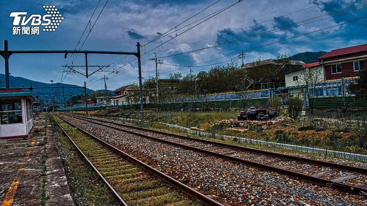 南韓19日發生列車撞上鐵道工人的意外，造成2人死亡。圖僅為示意。（圖／Shutterstock達志影像）