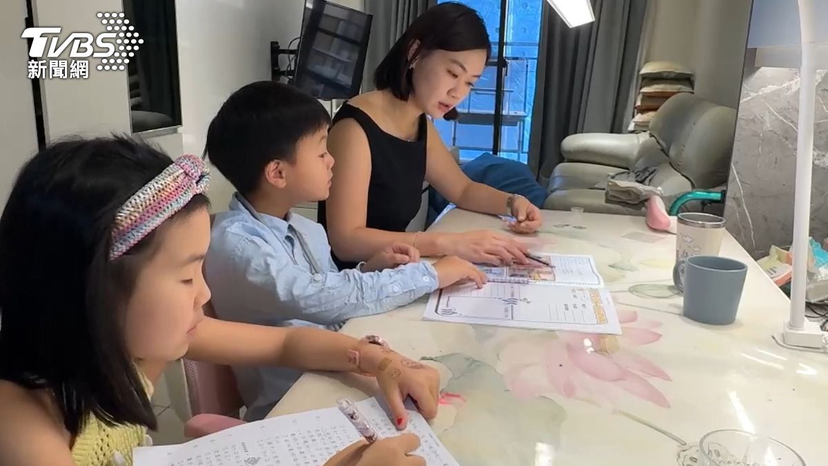 三寶媽為孩子安排固定的時間表。(圖/TVBS)