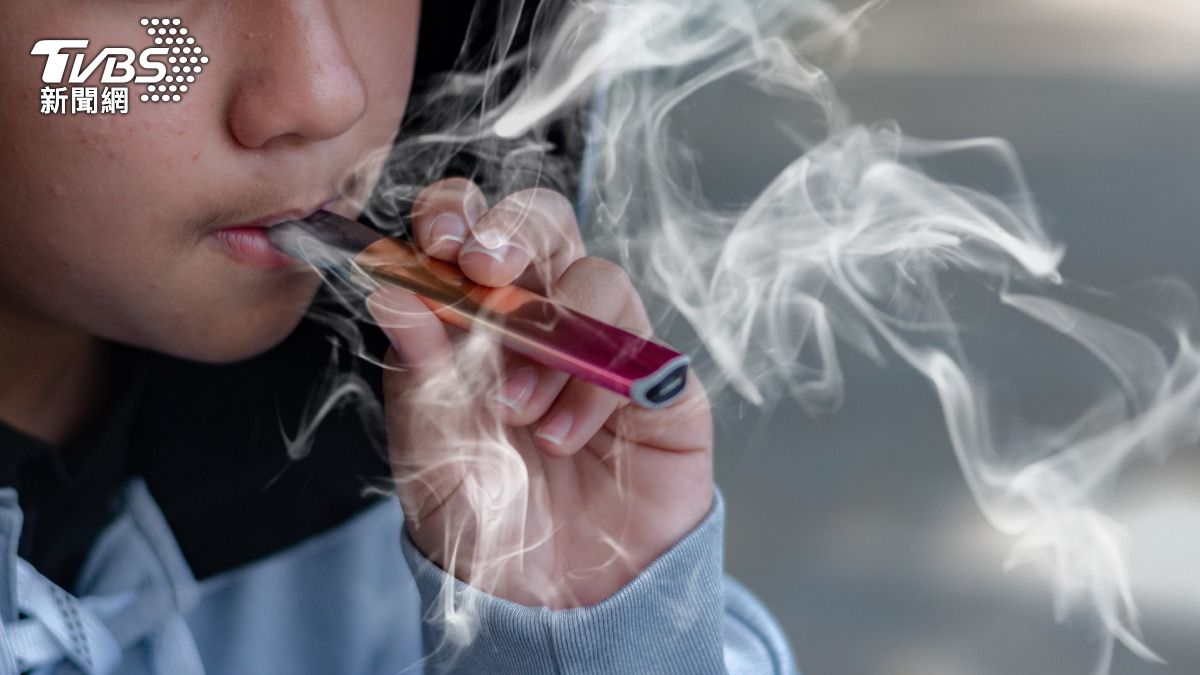 有毒電子菸「喪屍菸彈」滲入新加坡,有19歲少女在吸食後意外墜樓身亡。(示意圖/達志影像Shutterstock)