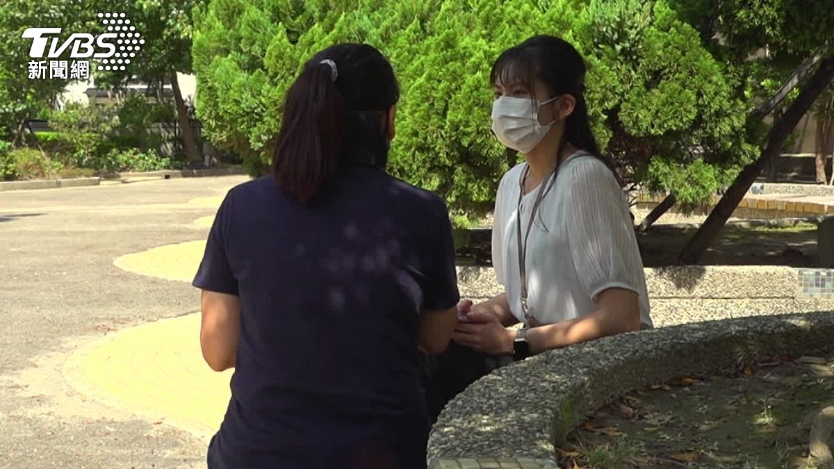 何小姐認為，機上醫療處置不當，甚至還害父親延誤就醫長達廿分鐘。（圖／TVBS）