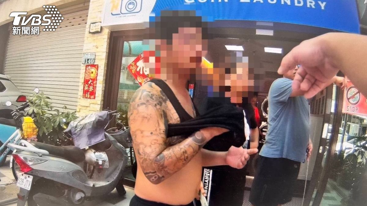 夫妻突然在店門口大吵,民眾一度以為男子在痛打妻子,而且情緒相當激動,甚至當街下跪搥地,嚇得趕快報警(圖/TVBS)