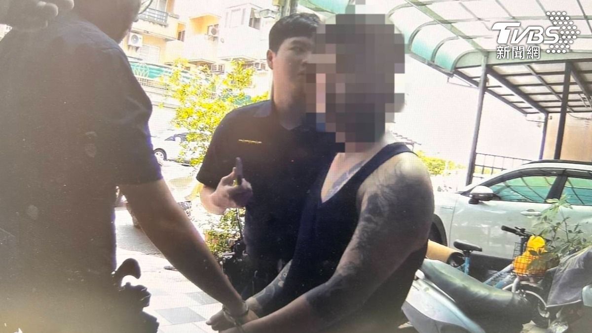 男子還把自己打到瘀青,雖然他沒有打老婆,但已經違反保護令,員警依法將他上銬逮捕(圖/TVBS)