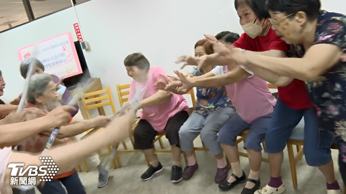 高齡長者瘋跳Kpop舞，樂齡學習直呼開心。（圖／TVBS）