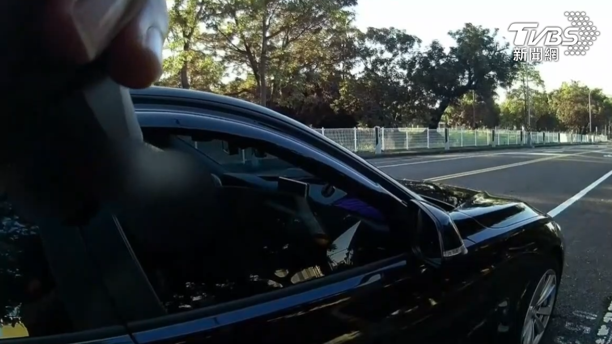 員警發現他持毒,要求他下車時,嫌犯加速想逃,企圖衝撞霹靂小組成員,員警立刻拔槍,連開三槍打中輪胎(圖/TVBS)