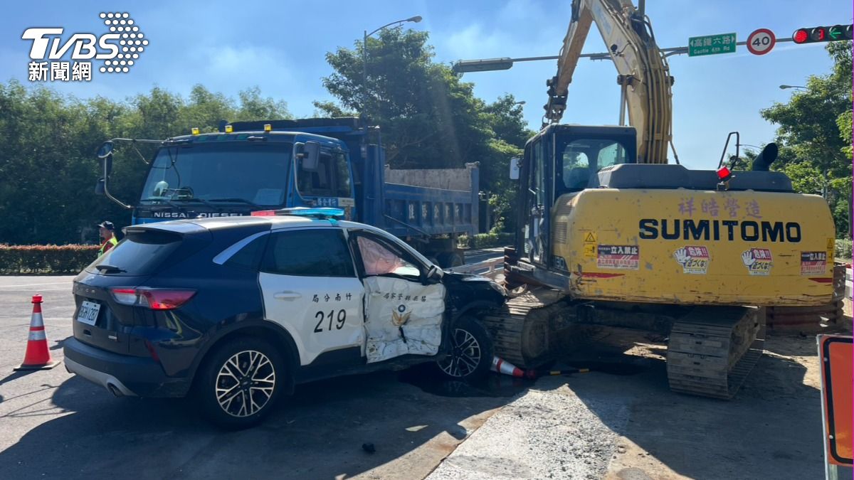 鳴笛值勤!苗栗巡邏車處理車禍挨撞 警、民2傷