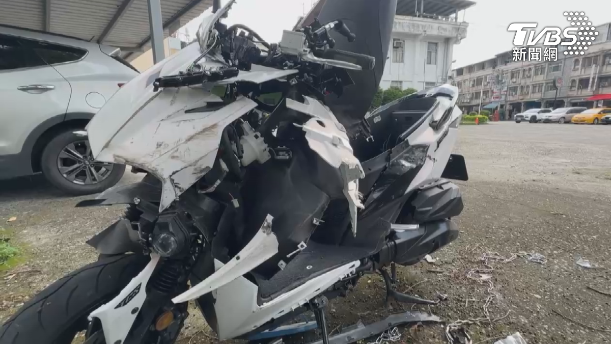 機車已經撞到面目全非，車頭的車殼、零件碎光光，幾乎快看不出來是一部機車，爸爸看到無法接受（圖／TVBS）