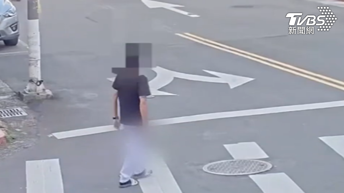 男持三刀在萬華車站閒晃被報警。（圖／TVBS）