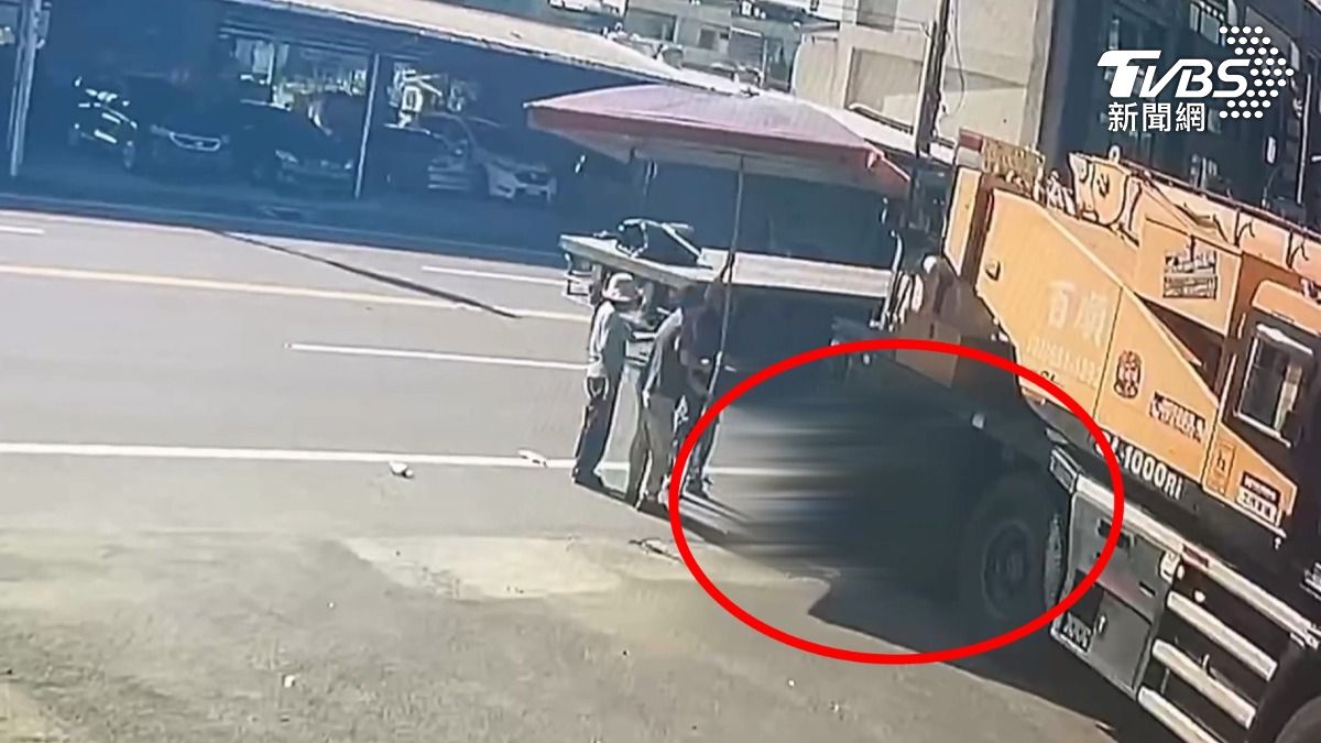 吊車違規跨越雙黃線左轉,18歲的騎士上班途中,疑似沒有注意車前狀況,直接撞上後輪,連傷重搶救後不治。(圖/TVBS)