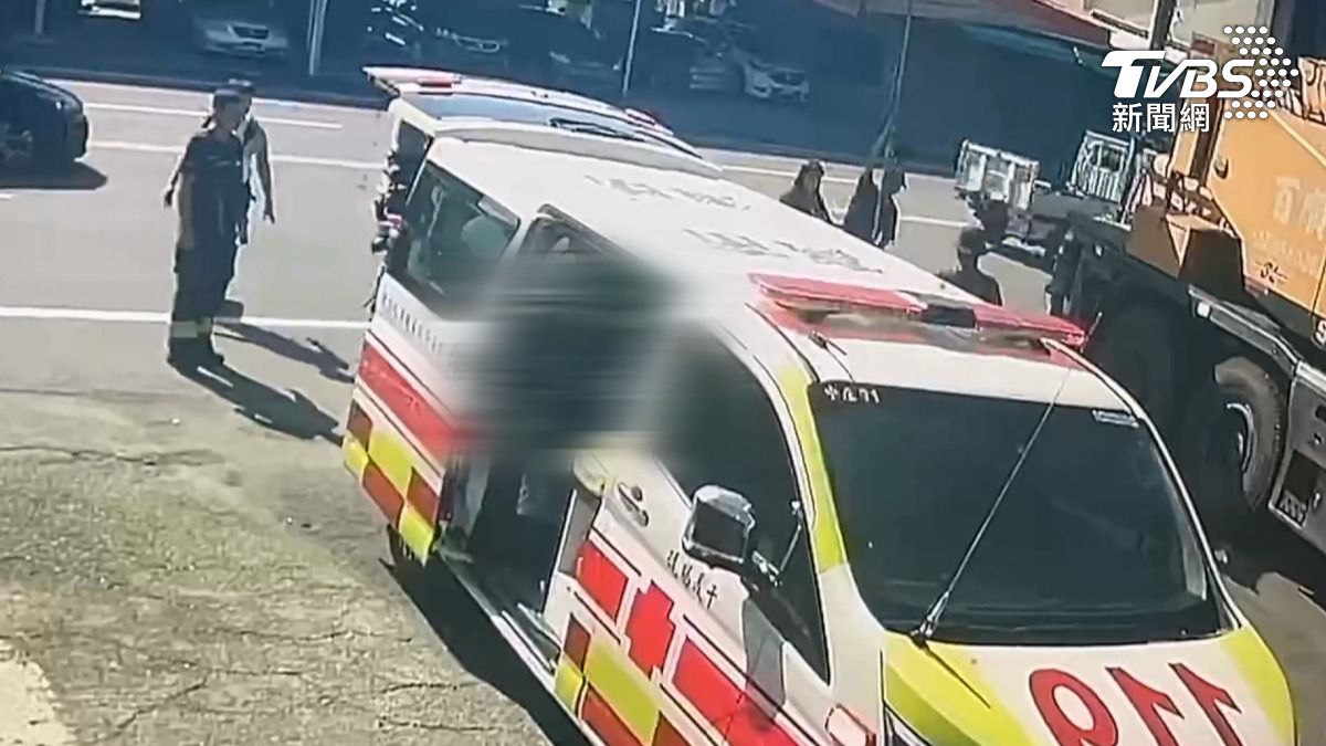 吊車違規跨越雙黃線左轉,18歲的騎士上班途中,疑似沒有注意車前狀況,直接撞上後輪,連傷重搶救後不治。(圖/TVBS)
