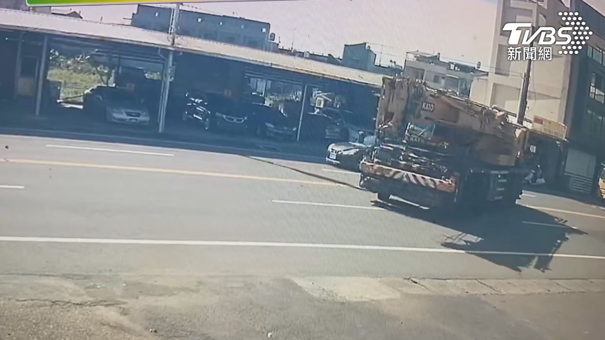 吊車違規跨越雙黃線左轉,18歲的騎士上班途中,疑似沒有注意車前狀況,直接撞上後輪,連傷重搶救後不治。(圖/TVBS)