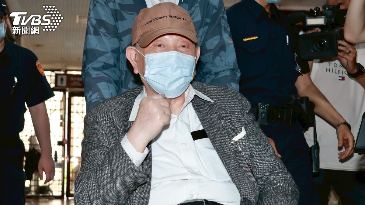威京集團主席沈慶京仰賴助理攙扶,四輪改兩輪坐上輪椅出庭說明京華城案。(圖/華子琛攝)