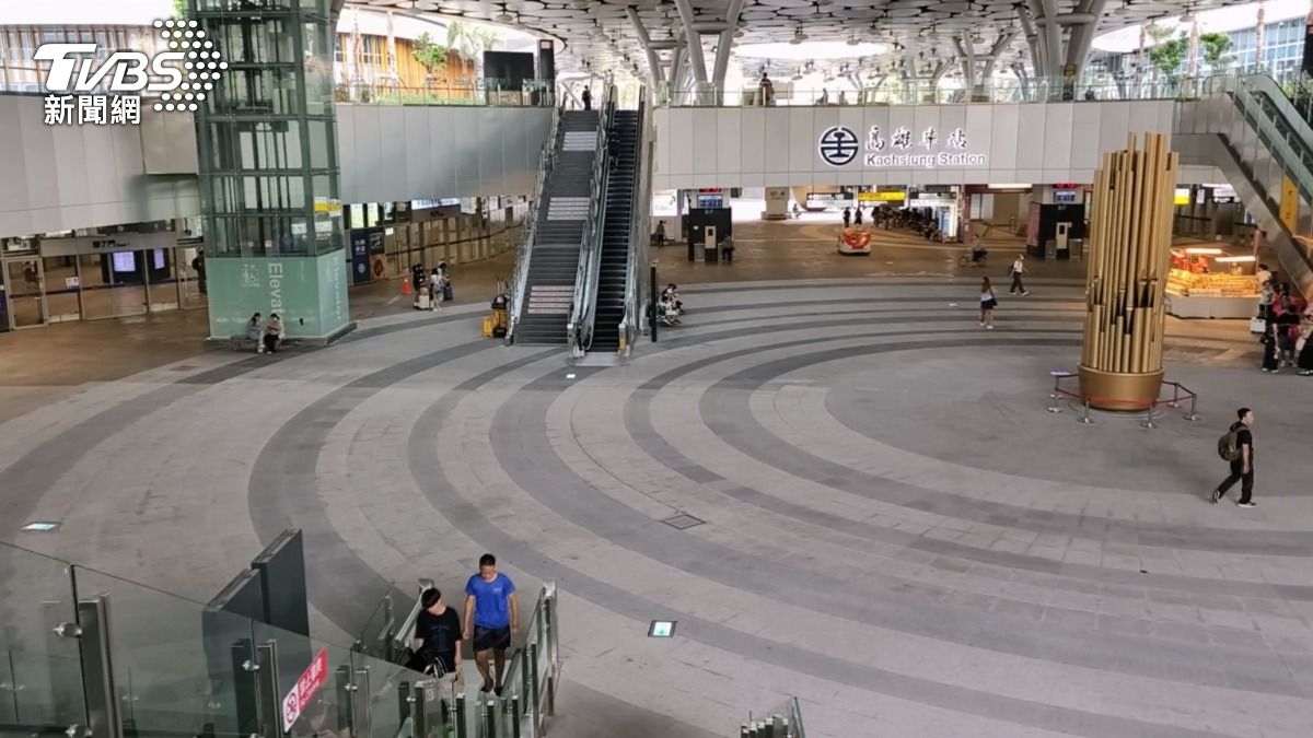 嫌犯持美工刀在高雄火車站,走到人群多的地點,被熱心民眾報案。(圖/TVBS)