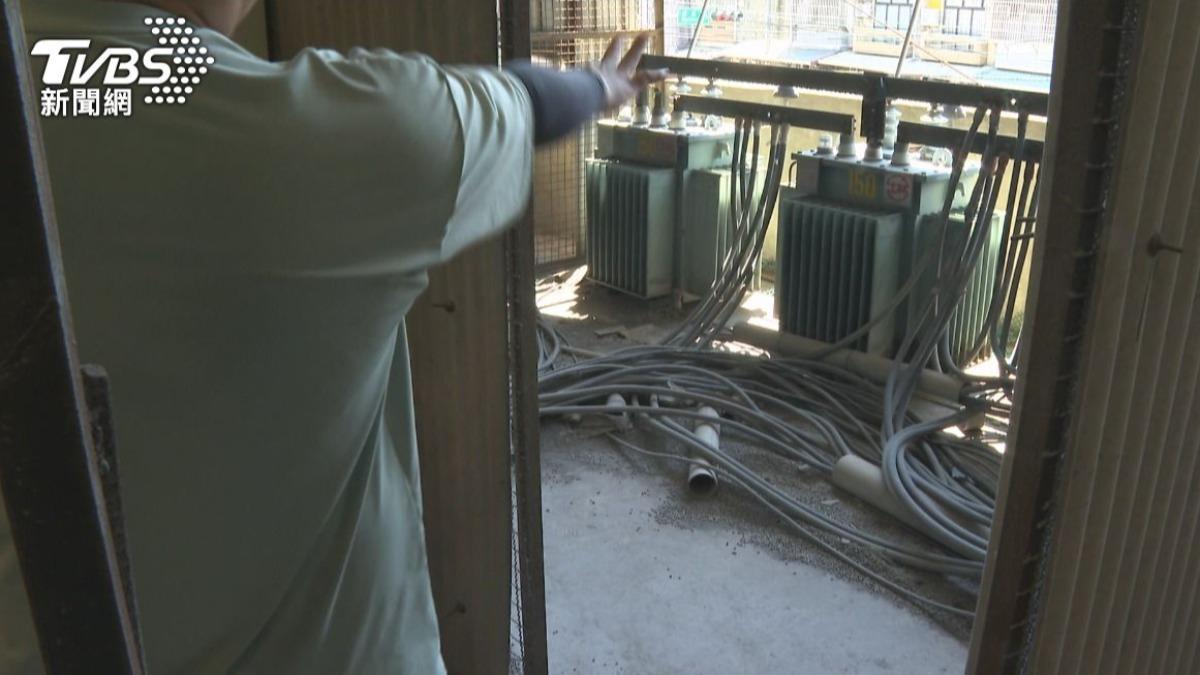 台中沙鹿光學工廠疑遭竊電，驚見多條不明電線「外流」。(圖／TVBS)