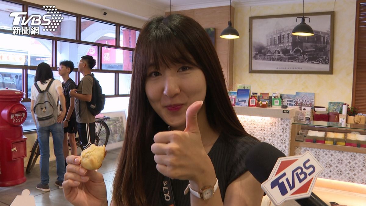 韓國KOL PARK JEONGEU 一口咬下直呼好吃。(圖/TVBS)
