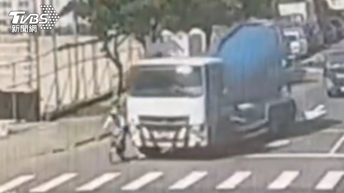 桃園男子騎腳踏車遭水泥車輾斃。（圖／TVBS）