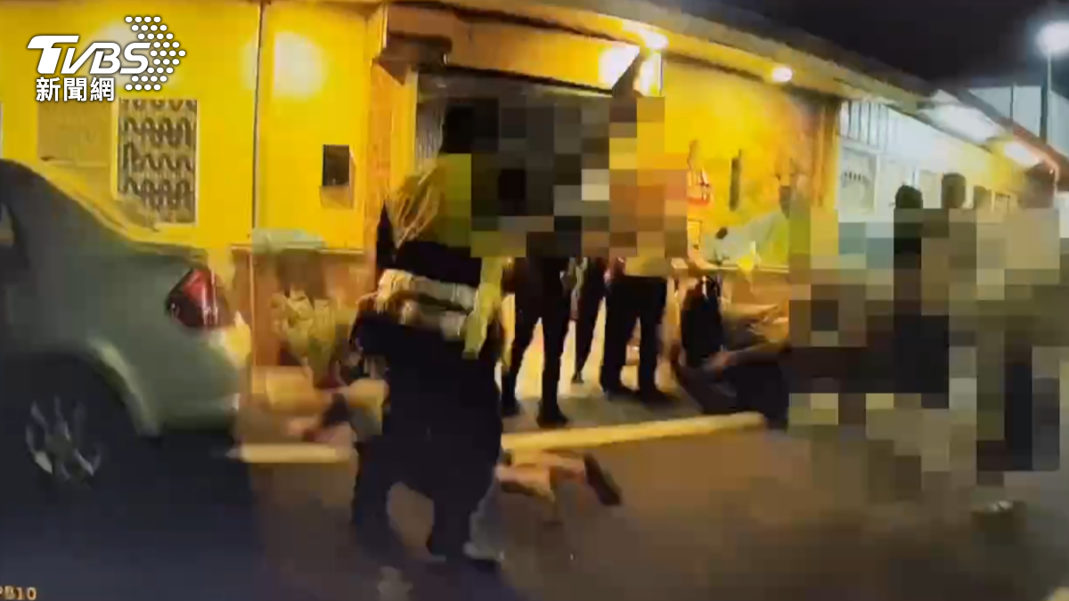 高雄美濃區,7名男子在卡拉OK店因敬酒問題爆衝突,警方到場後對空鳴槍示警。(圖/TVBS)