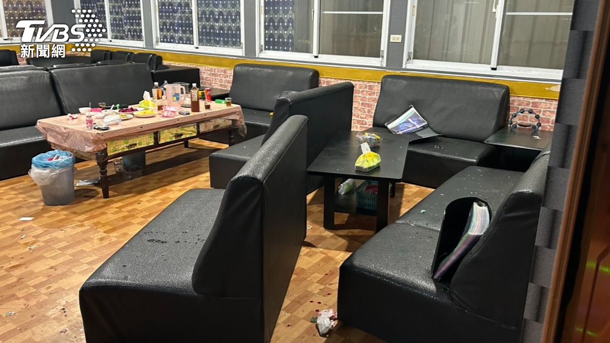 卡拉OK店一片狼藉,7人打群架後,皆以現行犯逮捕,並依妨害秩序罪、傷害罪送辦。(圖/TVBS)