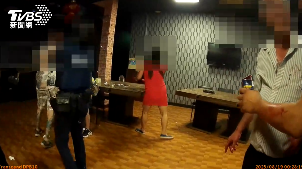 警方快打部隊到場,現場一片混亂,7人從店內打到店外,4人掛彩。(圖/TVBS)