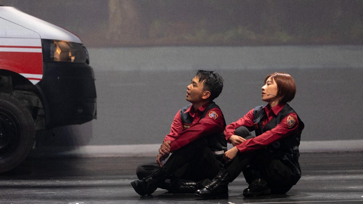 楊大正(左)、方宥心(右)飾演消防員情侶,在劇中動人對唱。(圖/故事工廠提供)