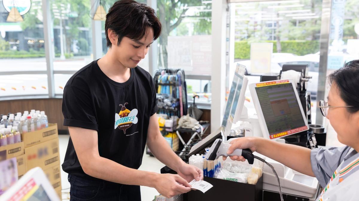 曹佑寧從學生時期開始就參與公益活動。(圖/中華基督教救助協會提供)