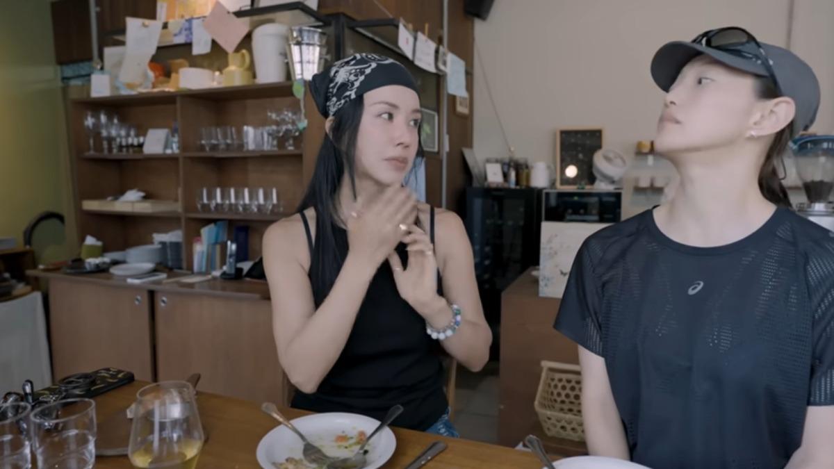 嚴正化近期與李伊(右)一起演出《金子般我的明星》。(圖/翻攝自Umaizing 엄정화TV)