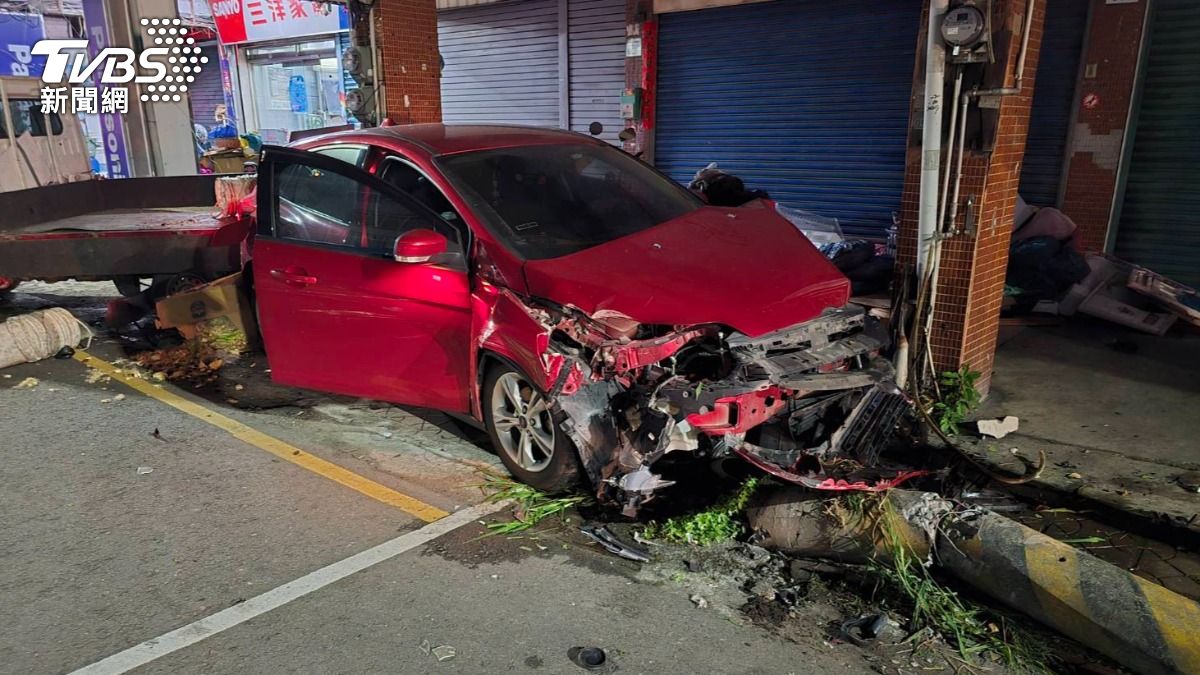 有片/高雄女酒駕撞爆電線桿!卡車內30分喊:我嚇壞了