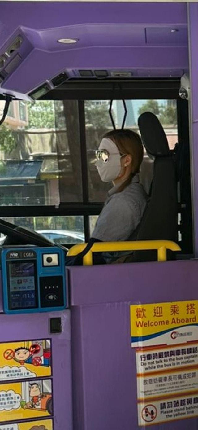 香港有位坐在駕駛座上的女車長,戴上「全臉防曬口罩」,把容貌完全遮蓋。(圖/翻攝自臉書社團馬路的事討論區)