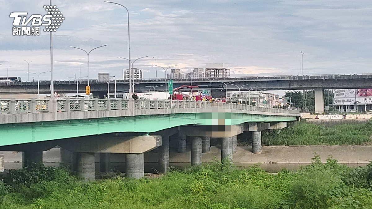 台中大里橋有人影…上班民眾路過好奇看 見24歲男倒橋墩亡