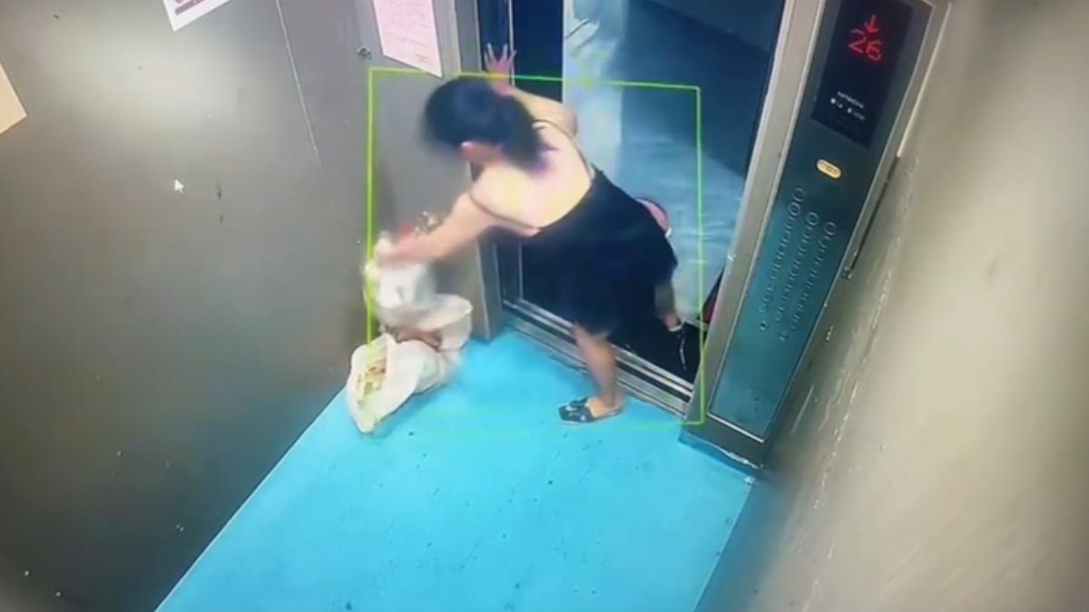 叼菸女「垃圾堆電梯、髒水倒電梯井」!網見畫面全怒了