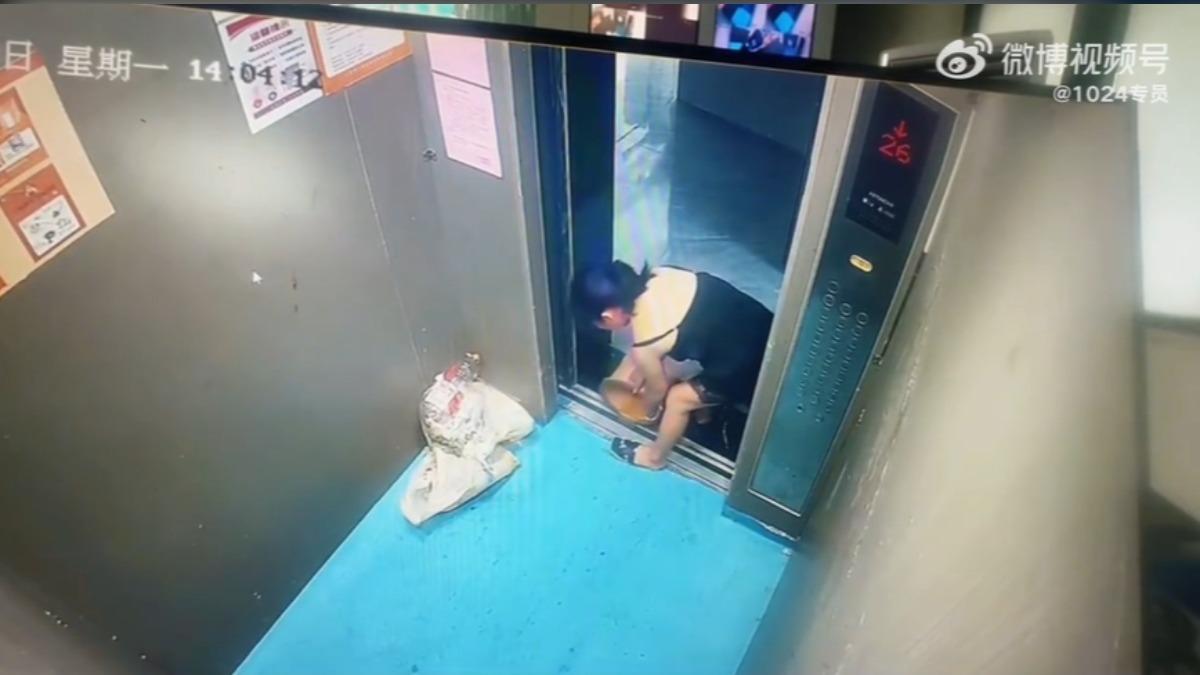 女子將髒水倒入電梯井。（圖／翻攝自微博「1024專員」）