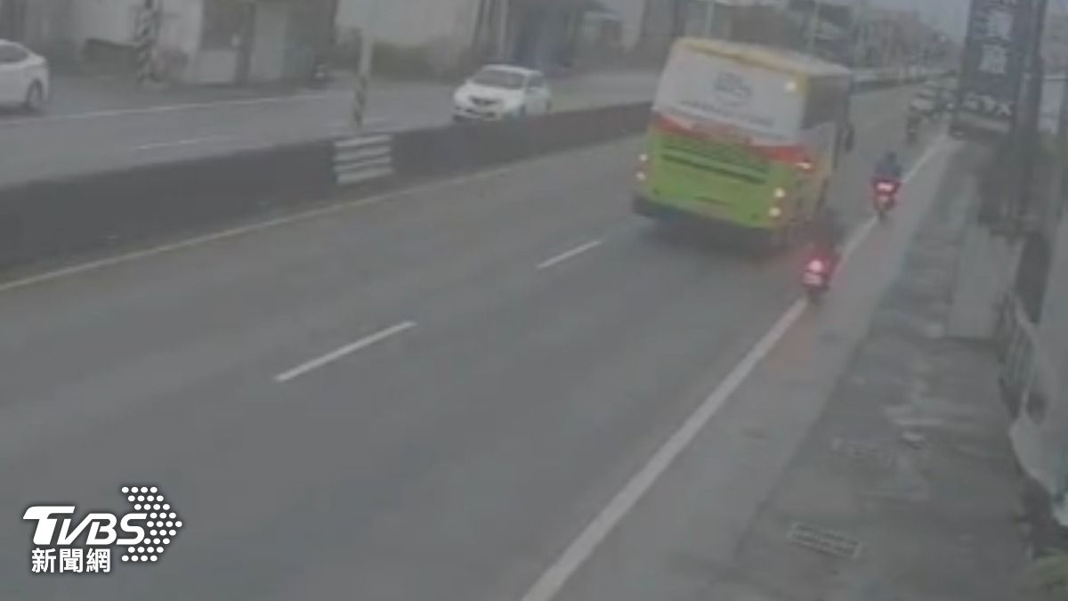 大客車閃避不及,後輪直接輾過莊男頭部。(圖/TVBS)