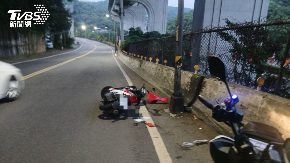 新北81歲翁「疑下坡過彎失控」猛撞燈桿 車毀人不治