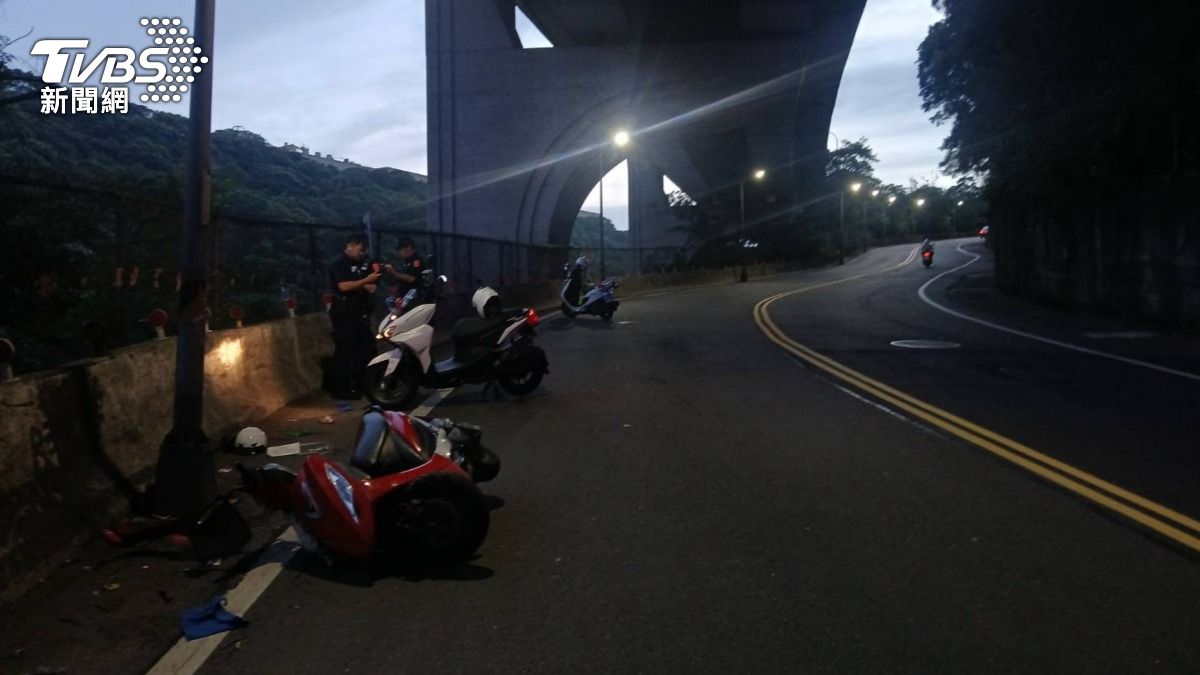 老翁騎機車自撞燈桿，搶救後仍傷重身亡。（圖／TVBS）