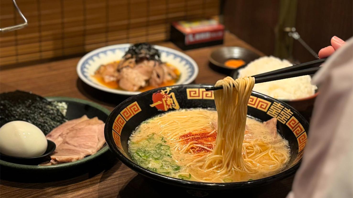一蘭拉麵開業多年，用餐時段依然是大排長龍。（圖／翻攝自FB一蘭拉麵）