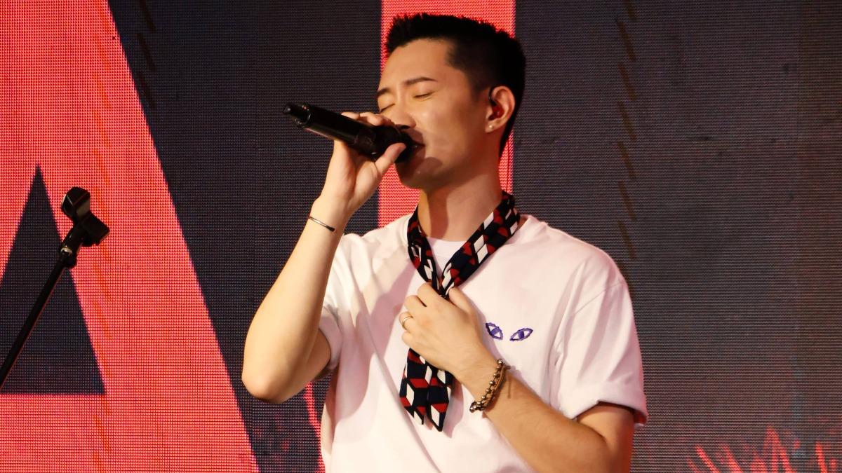 高真重回幕前,日前更在後台咖啡開唱。(圖/好撐音樂提供)