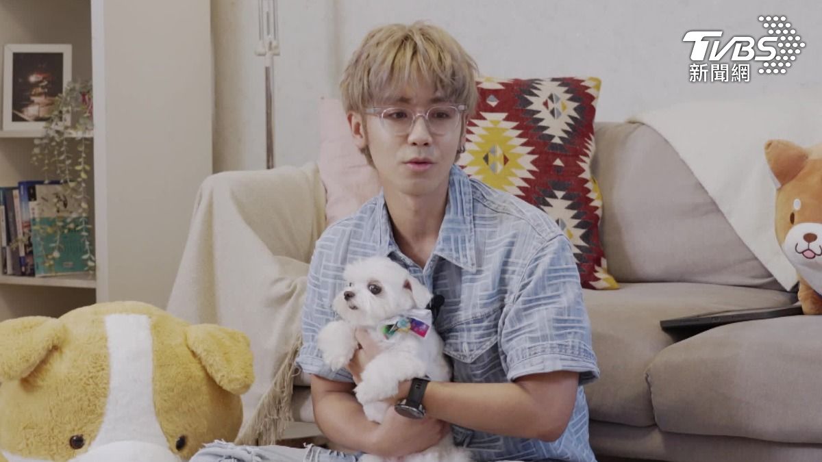 鼓鼓帶「愛犬小柱」登上《萌寵明星粗乃玩》。(圖/TVBS)