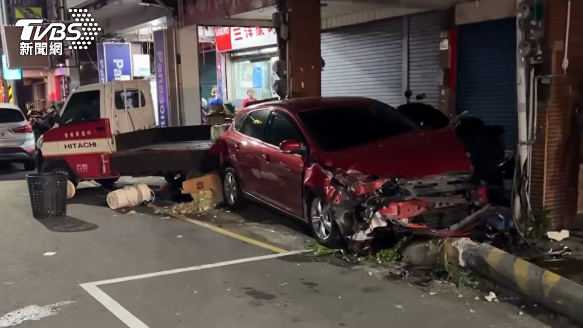 婦人駕駛紅色轎車突然失控,逆向撞上路邊的小貨車,及兩輛機車,最終撞上電線桿及民宅柱子才停下。(圖/TVBS)