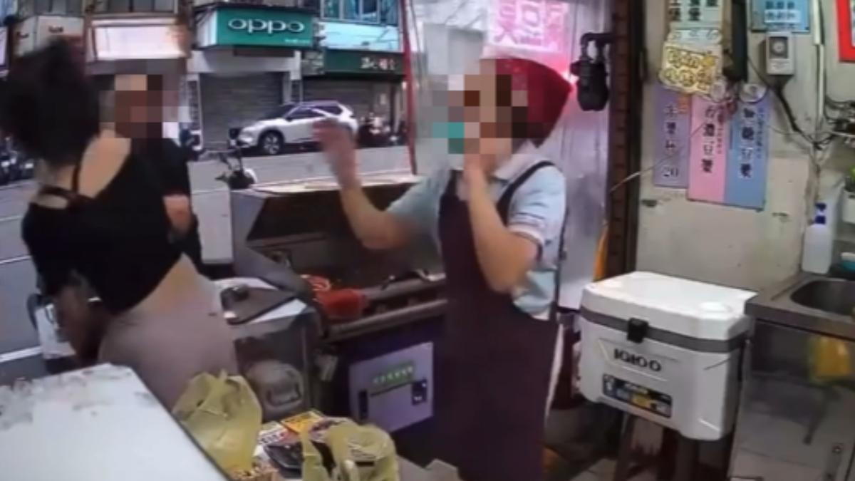 黑衣男對女子搧巴掌,行徑囂張。(圖/民眾提供)