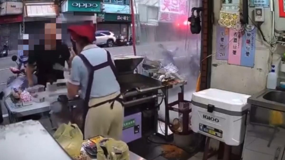 黑衣男借不到廁所,憤而砸店。(圖/民眾提供)