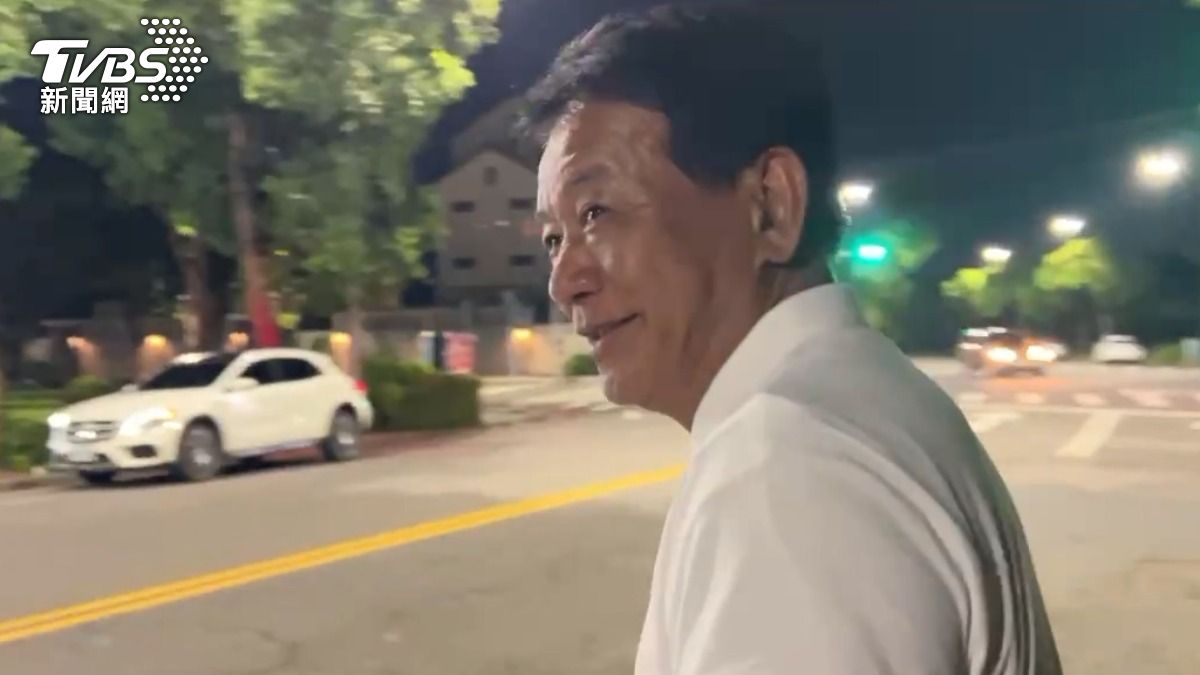 前台南市議長郭信良於20日凌晨以200萬元交保。（圖／TVBS）