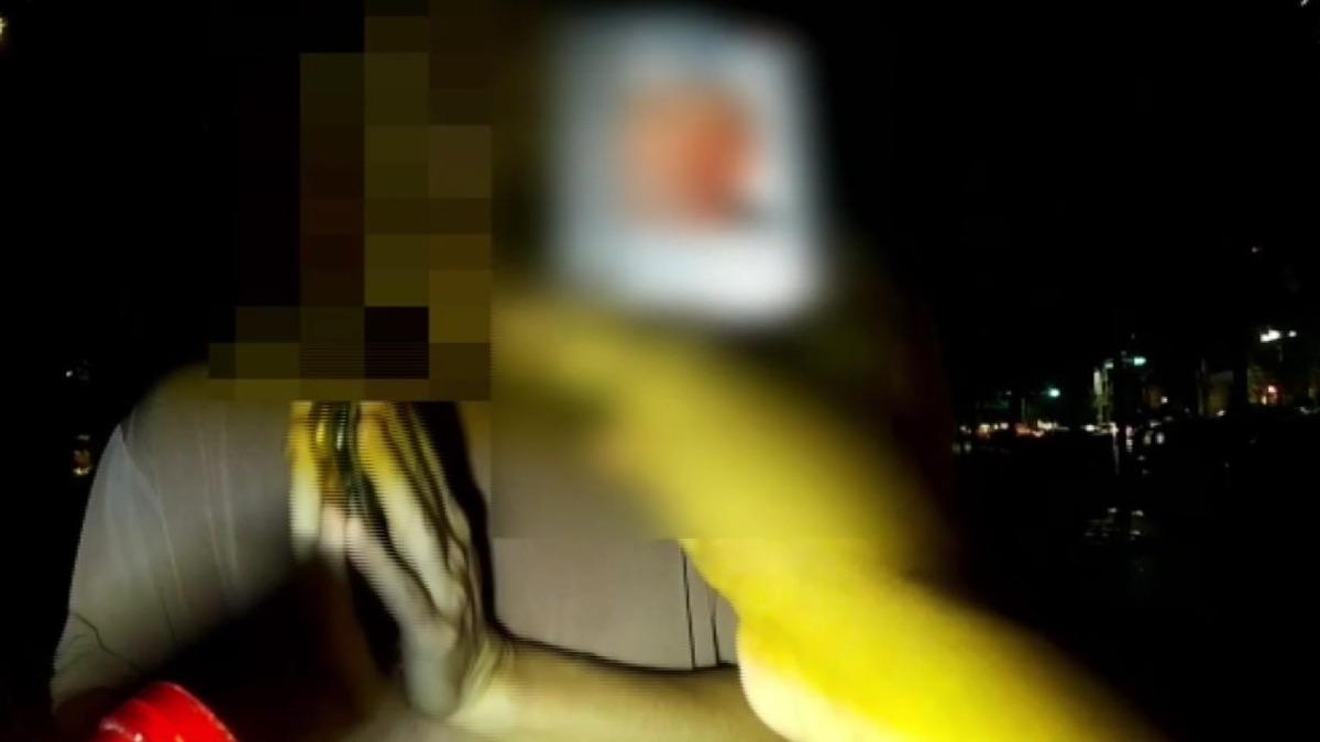 梁男雙手合十懇求員警放他過關。(圖／警方提供)
