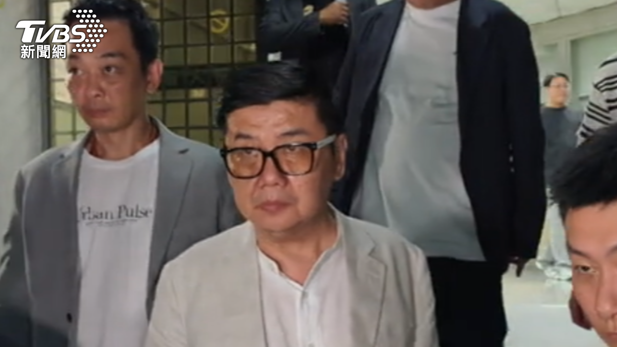 天道盟主「鐵霸」曾盈富,涉嫌經營博弈網站、洗錢,新北檢裁定300萬交保。 (圖/TVBS)
