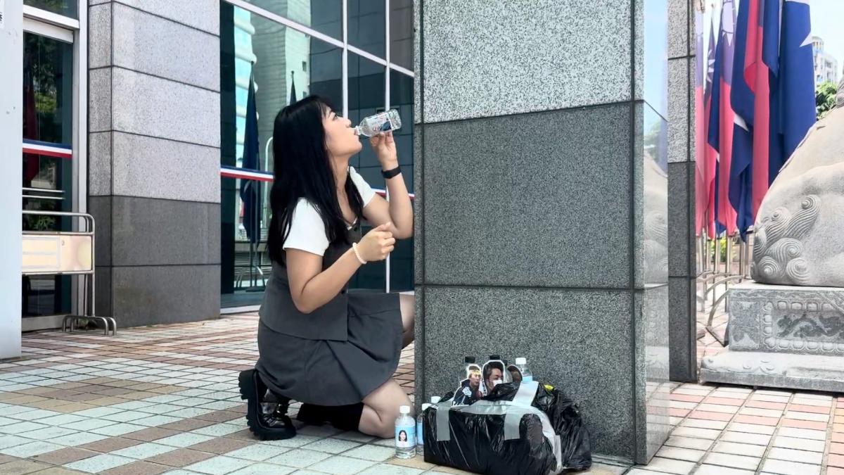 陳聖文送「核廢料水」到國民黨!見楊智伃乾了 崩潰喊:搶什麼鏡頭