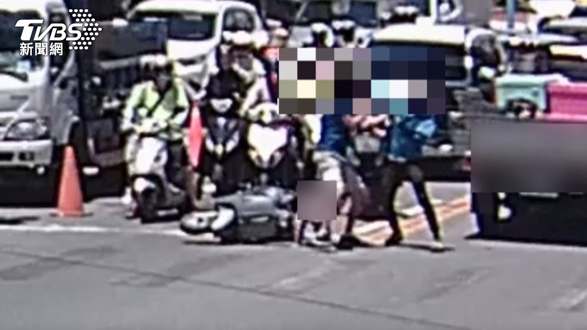 童姓貨車司機推倒謝男機車,兩人在馬路上互毆。(圖/TVBS)