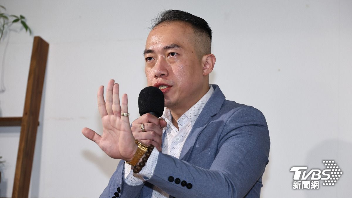抖音網紅「安哥碎碎念」潘俊安開記者會說明。(圖/張哲鳴攝)