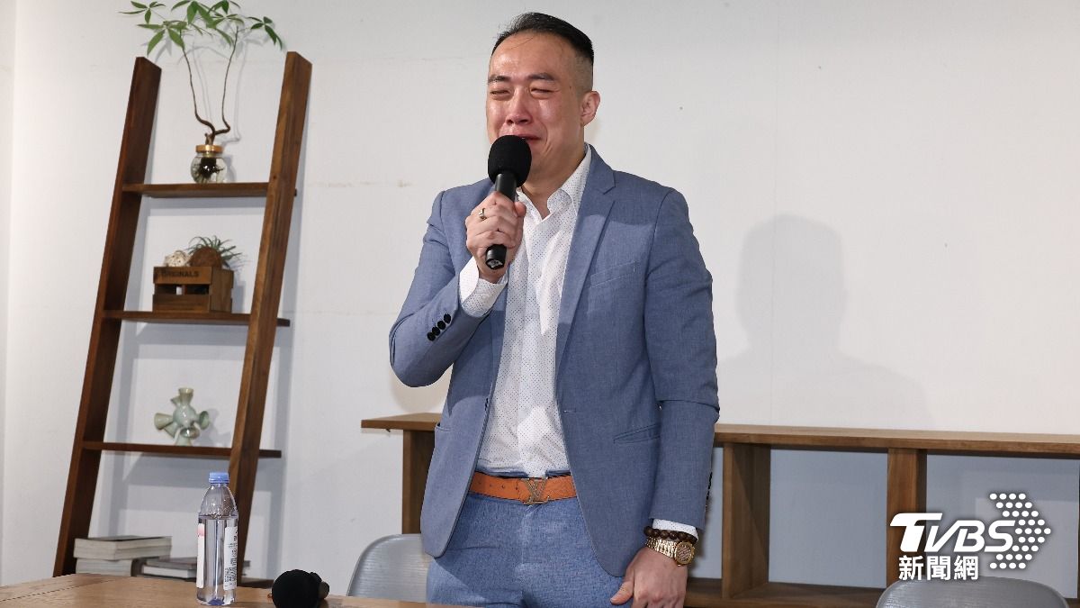 抖音網紅「安哥碎碎念」潘俊安露面聲淚俱下。(圖/張哲鳴攝)