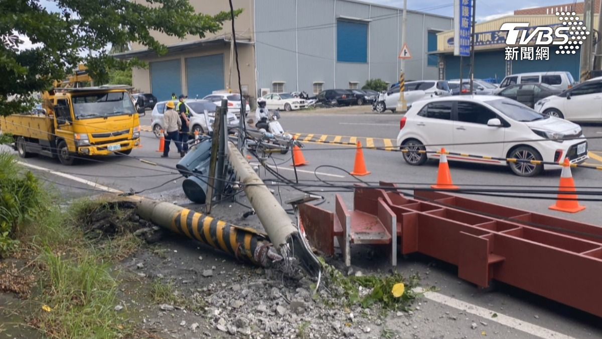 高雄燕巢區一輛載滿鋼構拖板車,貨物未妥善固定,導致一根數噸重的鋼構滑落,撞斷路邊電桿(圖/TVBS)
