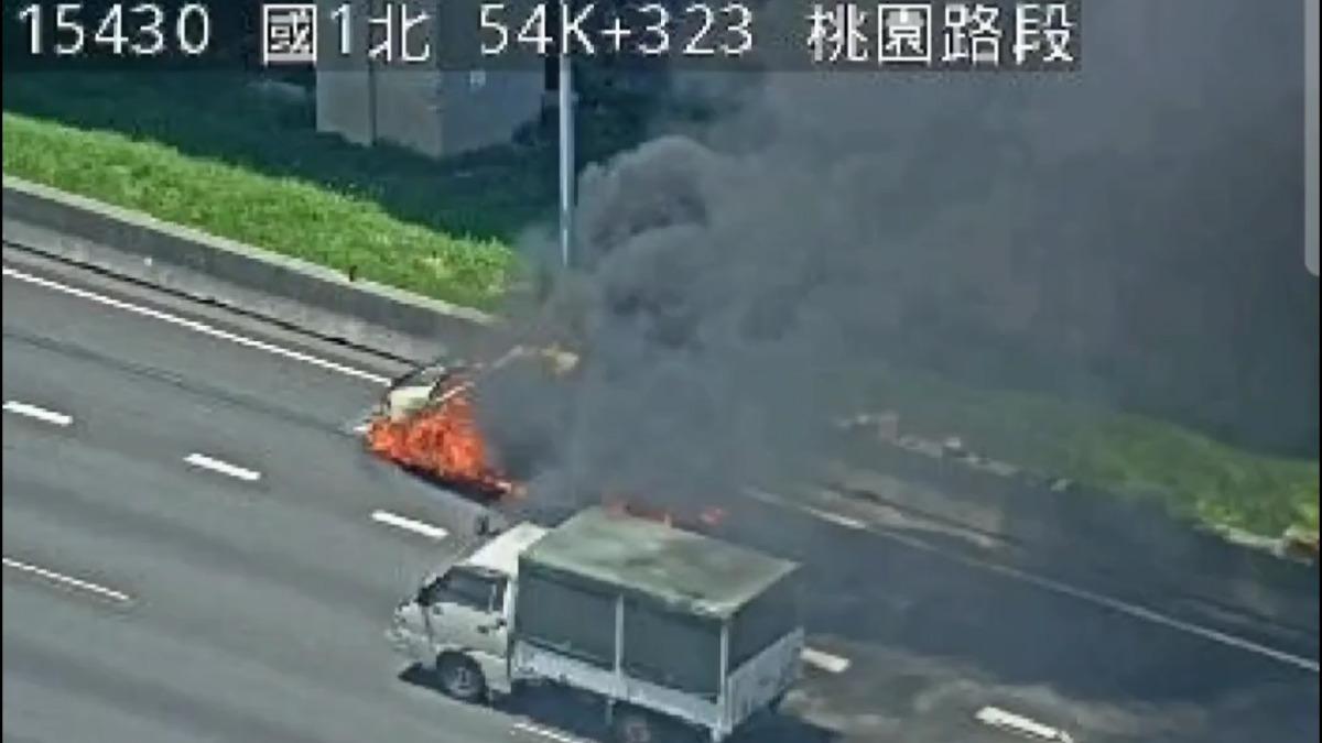 快訊/國1桃園段休旅車「燒成火球」 黑煙竄天超嚇人
