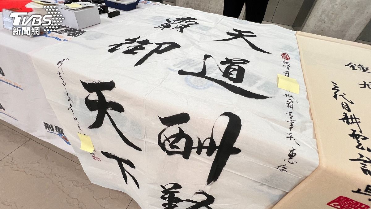 警方查扣黑道標誌性字畫等證物。(圖/刑事局)